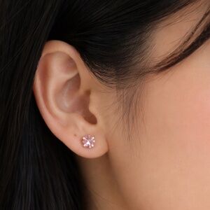 🌺 Sparkling Lavender Pink Gemstone Stud Earrings - Gold Tone